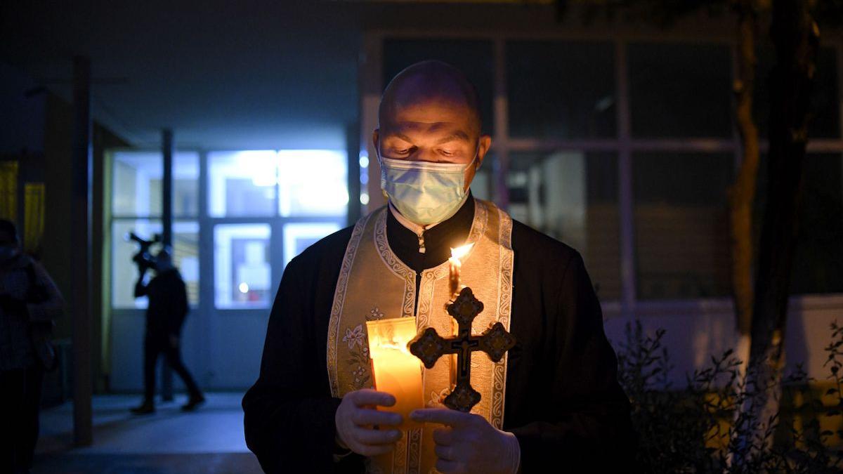 preot condus pe ultimul drum de familia gresita rapus de covid 19 rudele l au incurcat si au aflat