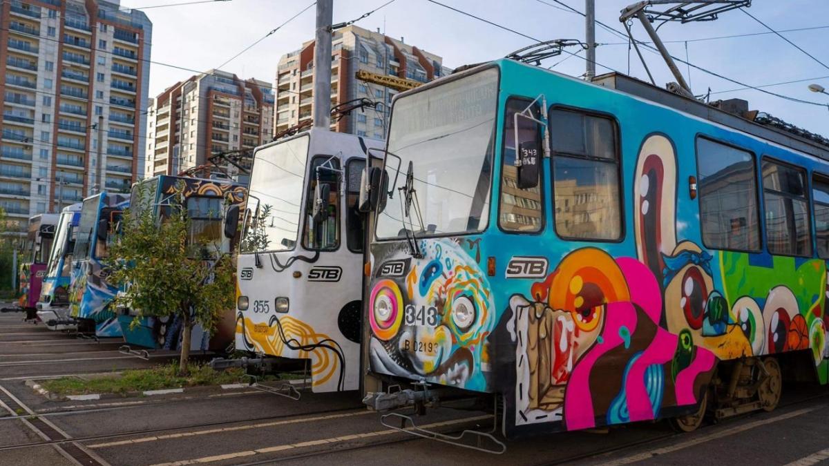 incepe sarbatoarea bucurestiului sapte tramvaie au fost decorate cu graffiti