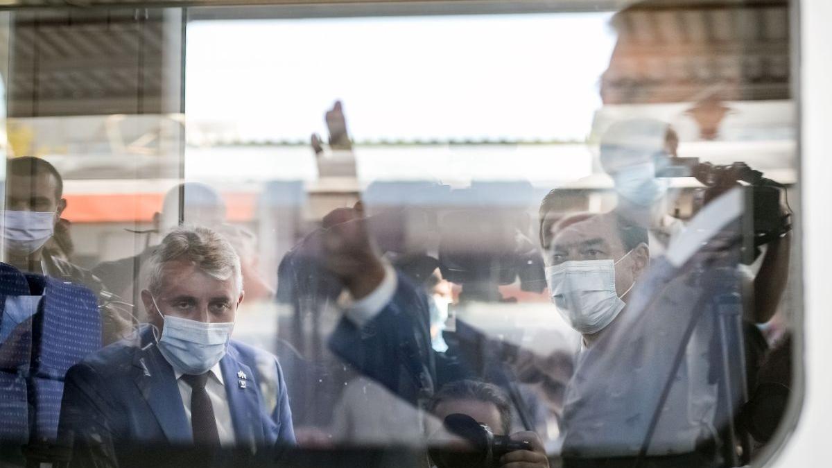 trenul cu orban si iohannis a ajuns la otopeni cu o intarziere de 35 de minute