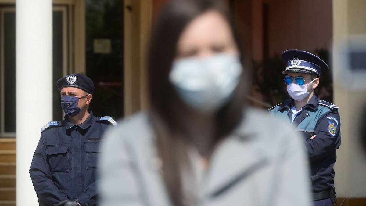 un barbat mascat a violat doua femei din bucuresti dupa ce a intrat pe geamul apartamentelor