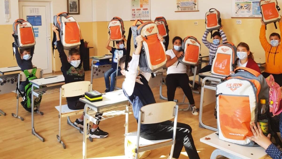 ghiozdane complet echipate elevi 37 scoli din toate regiunile tarii fundatia mereu aproape ruris