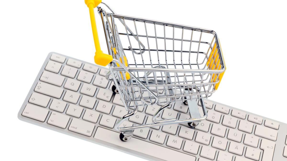 teapa pe facebook si a comandat haine online dar cand a deschis coletul nu i a venit a si crede