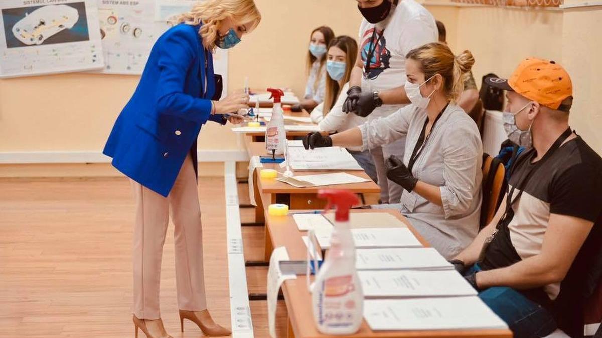 gabriela firea primul votant din sectia la care a mers cei importanti sunt oamenii de maine tot la