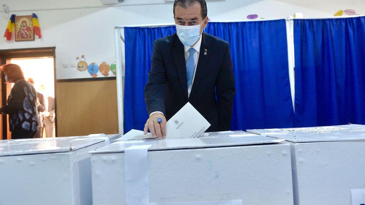 ludovic orban sta la coada pentru a vota