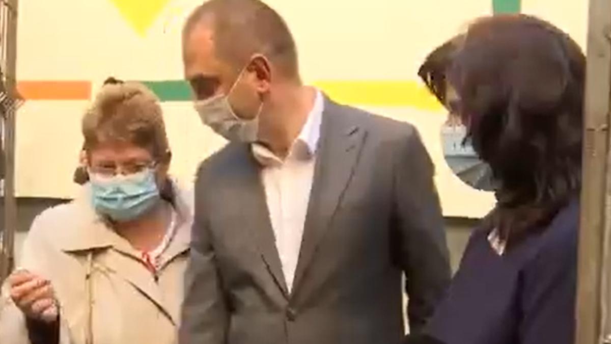 ministrul educatiei criticata si claxonata la vot