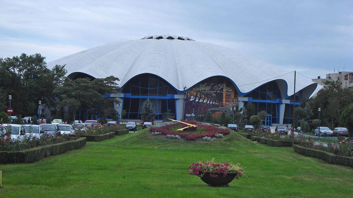 circul metropolitan bucuresti revine in sala cu premiera fluturi in oglinda