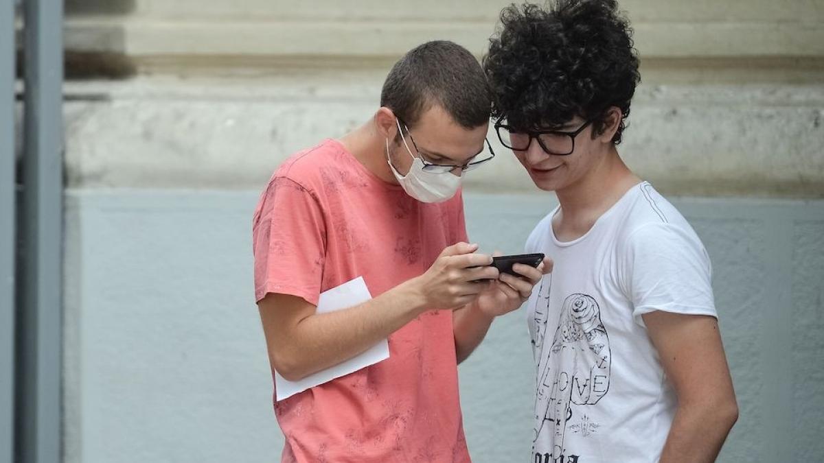 elevii care primesc tablete gratis trebuie sa le dea de fapt inapoi orban nu se dau definitiv