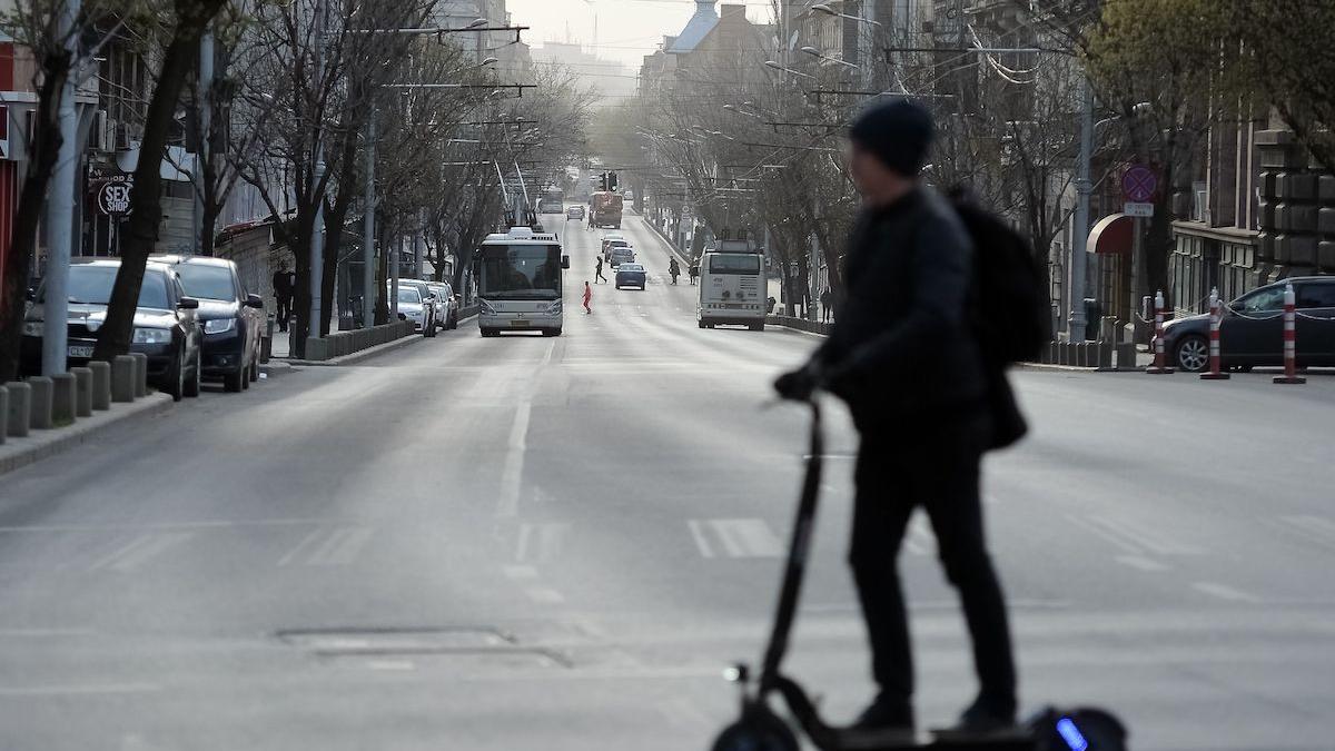 mergea pe o trotineta electrica in piata victoriei cand a fost oprit de politie ce a patit instant
