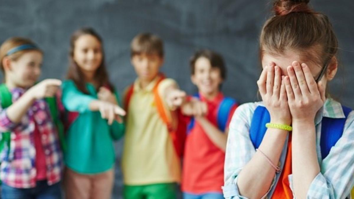 profesor amendat pentru ca a jignit o eleva care nu a vrut sa intre in biserica tiganca pagana