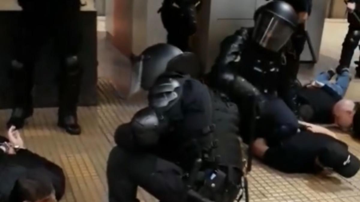suporterii stelisti au luat jandarmii la bataie la metrou scene violente