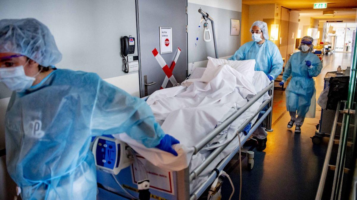 sectie ati dintr un spital din bucuresti care sta invelita in tipla din lipsa de medici sincer nu