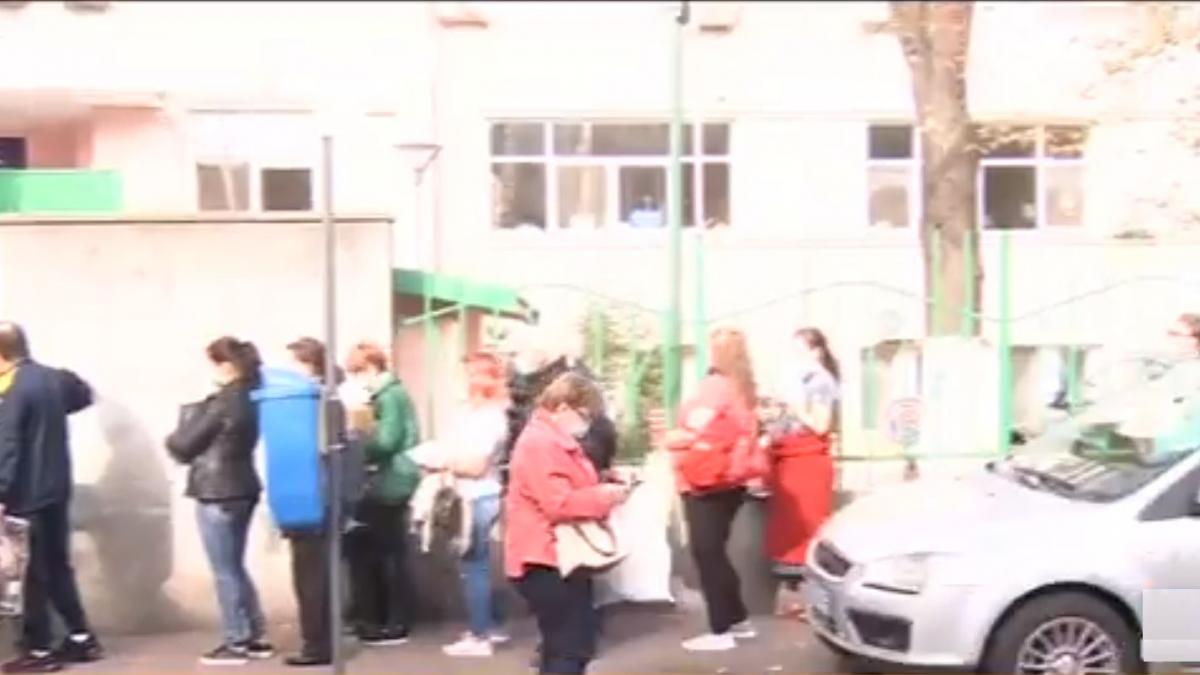 Coada uriașă la triajul de la intrarea în spital. Zeci de persoane aşteaptă în faţa Spitalului Colentina