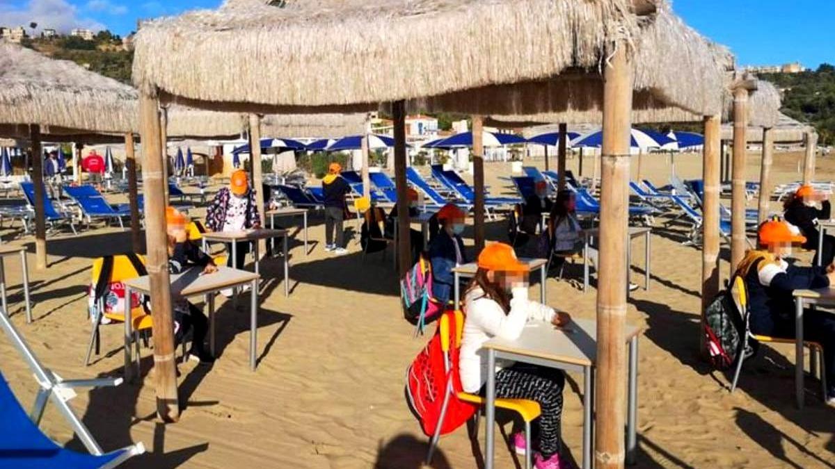 metoda inedita cursuri pe plaja scoala pandemie