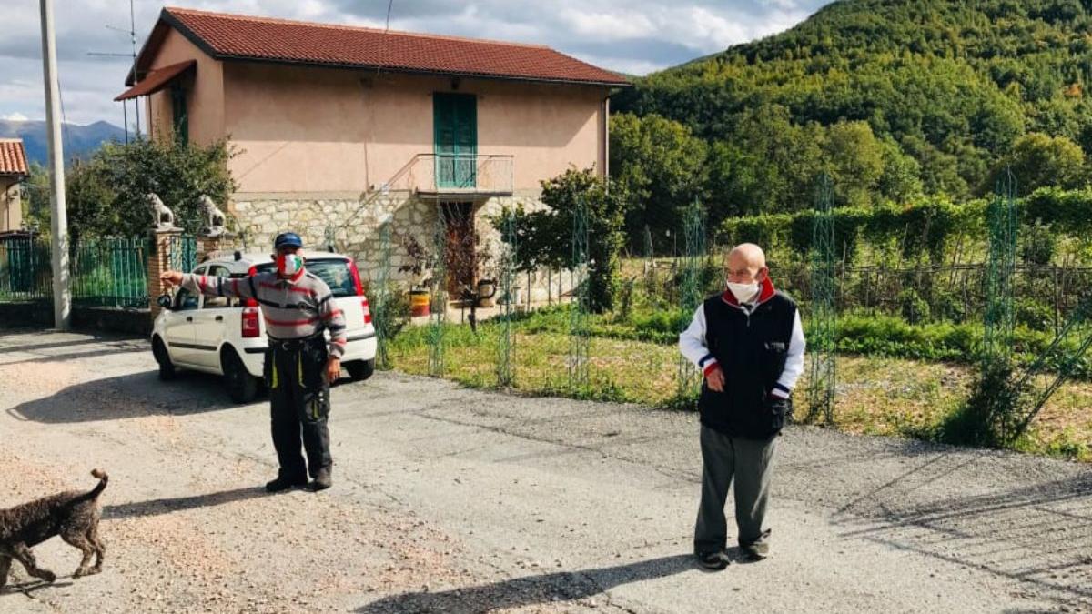 doi italieni locuitori sat izolat perugia masca protectie