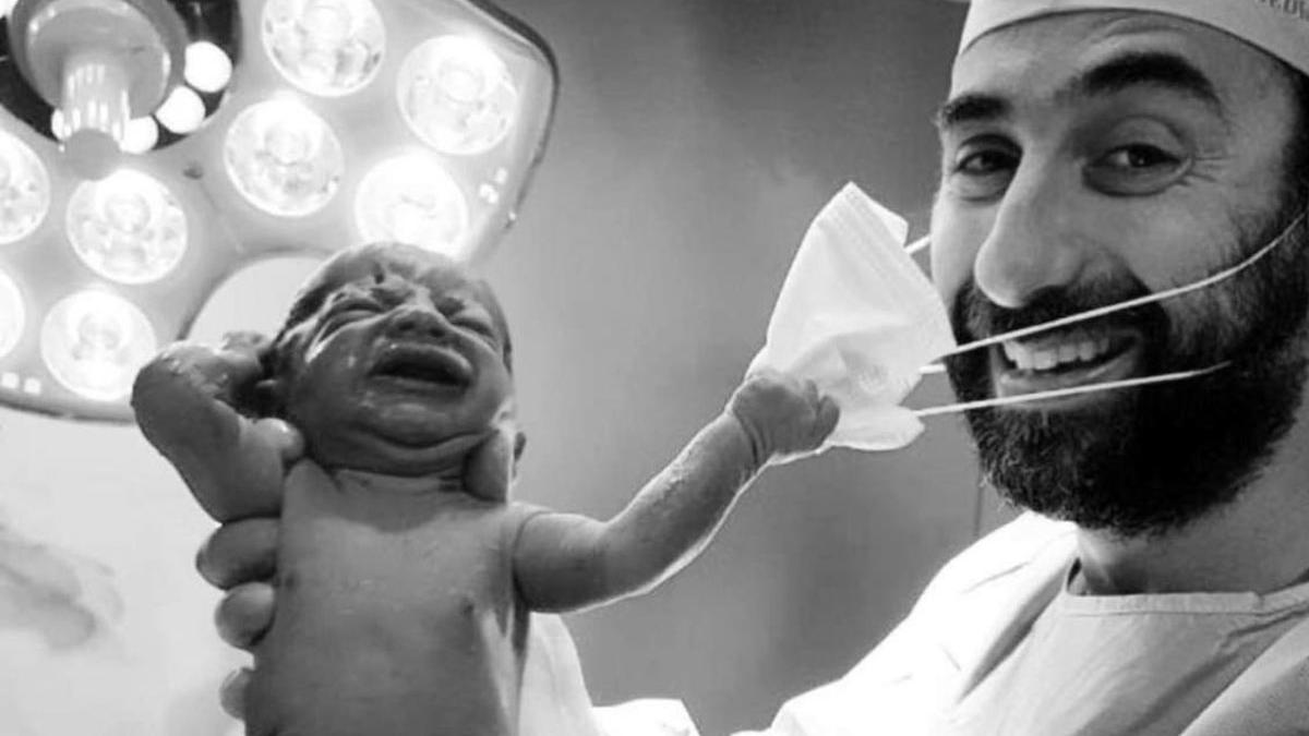 nou nascut smulge masca protectie medic