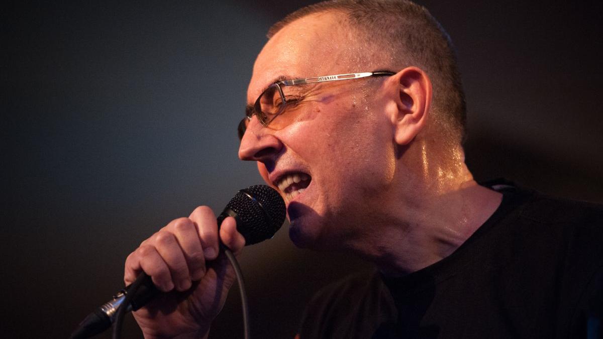 dan teodorescu poezie romani nu poarta masca