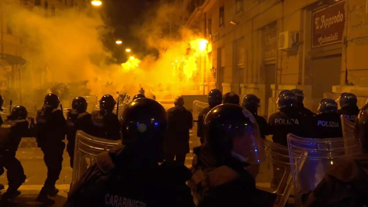 proteste violente napoli carantina masuri restrictie covid 19