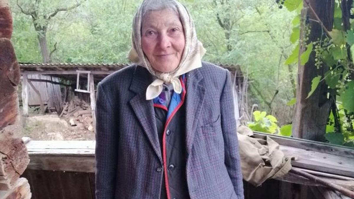 tanti fica batranica de 76 de ani care traieste cu o pensie de 15 lei singura intr un catun din