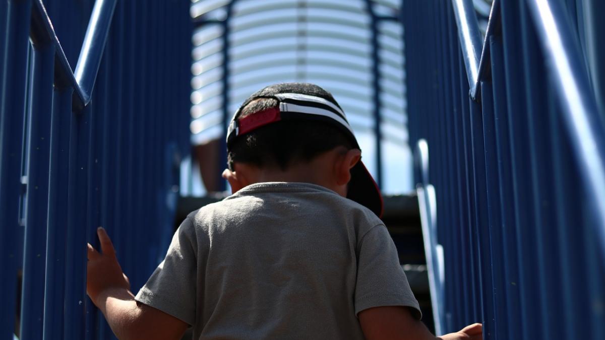 baietel batut copii masca