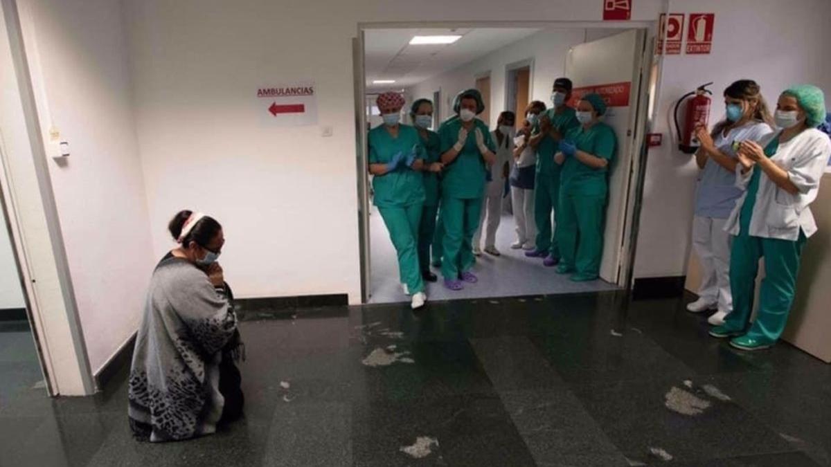 poza anului spania mama romanca genunchi multumire medici salvare copil covid