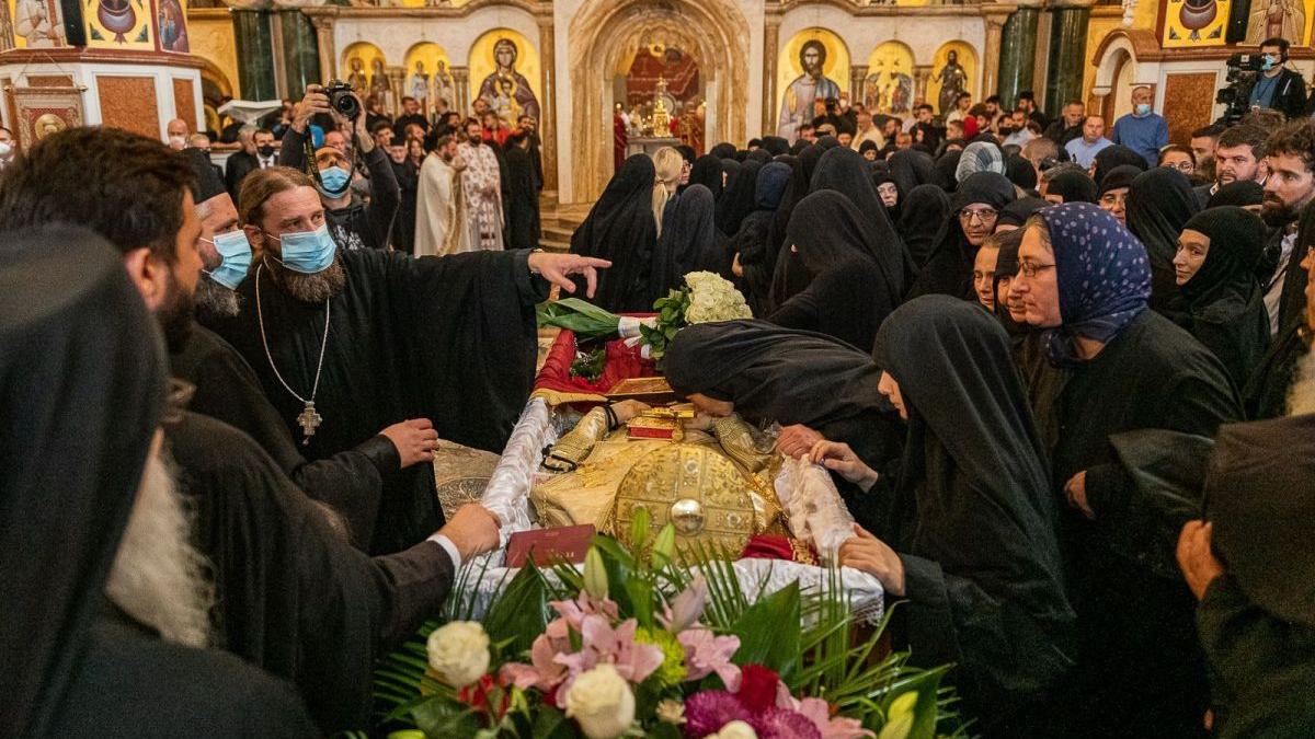 oamenii au pupat mitropolitul muntenegru radovic mort covid