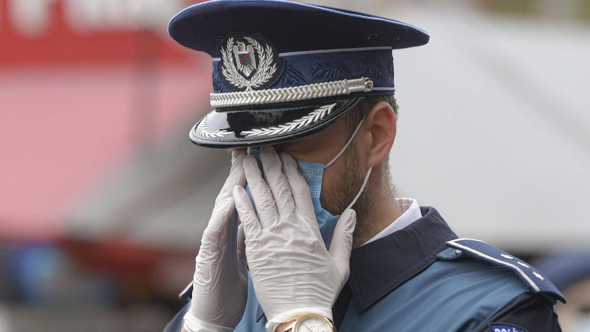 politist ranit cutit masca covid19