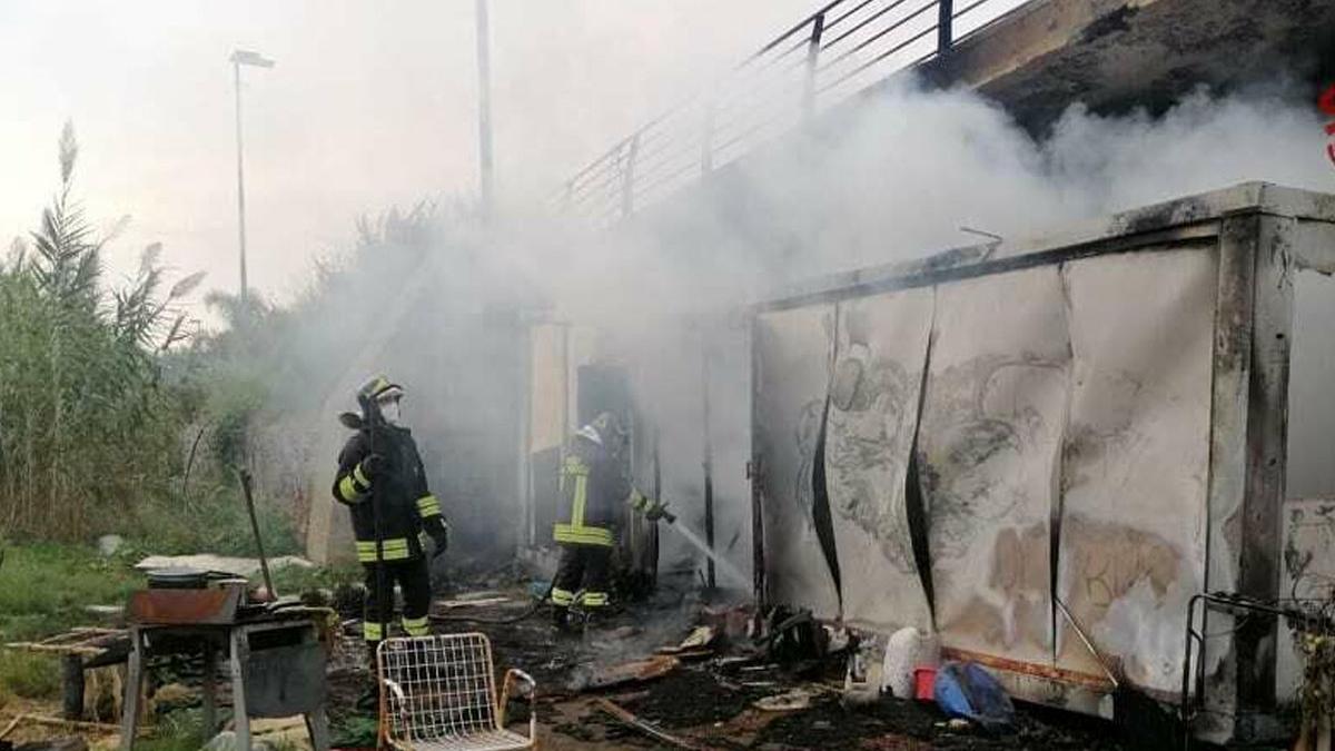 romanca incendiu pat gelozie partener incendiu baraca italia