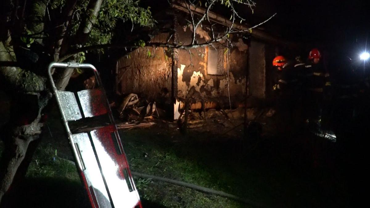 doi frati botosani burlesti orfani fara casa incendiu devastator