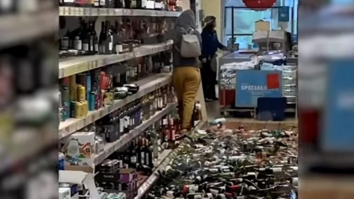 o femeie a facut prapad la supermarket a spart sute de sticle de bautura pana sa fie retinuta de