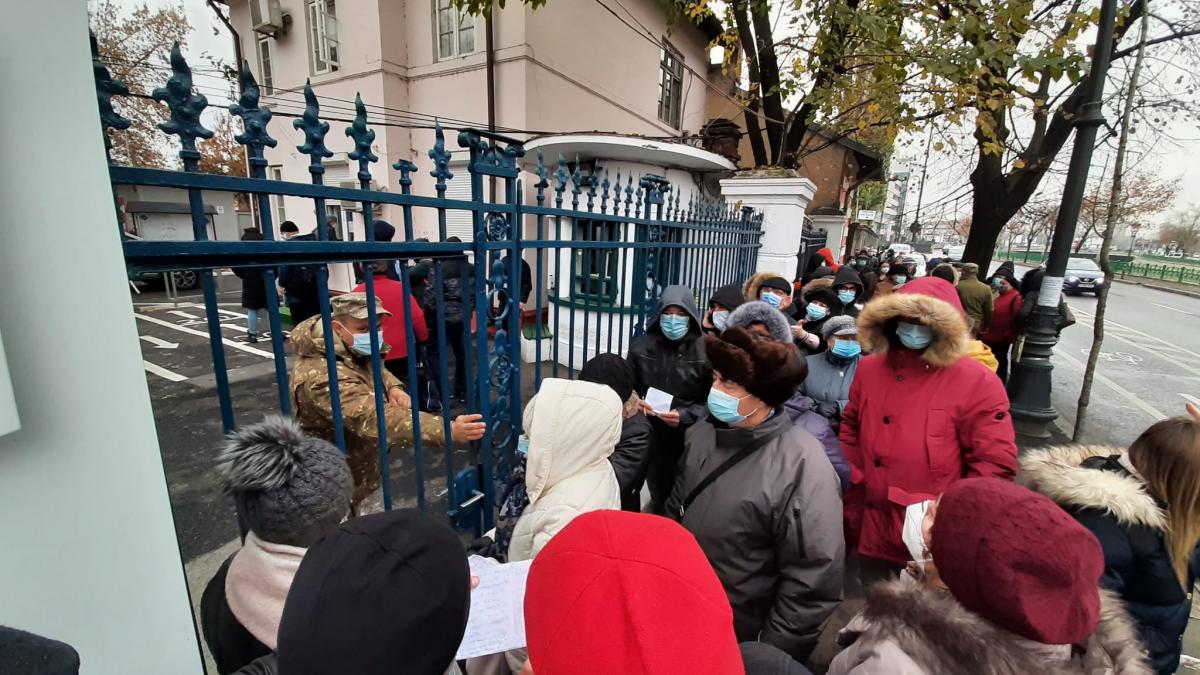 coada uriasa pentru urmasul polidinului