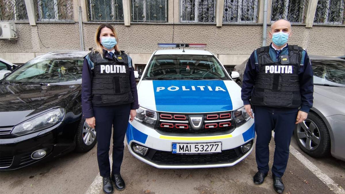 doi soti politisti interventie casa incendiata