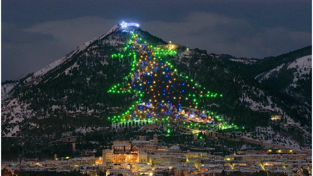 cel mai mare pom de craciun din lume gubbio italia