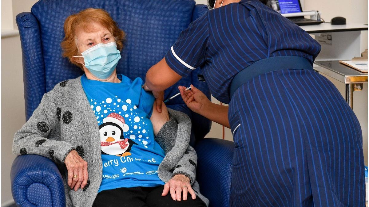 prima persoana vaccinata covid marea britanie