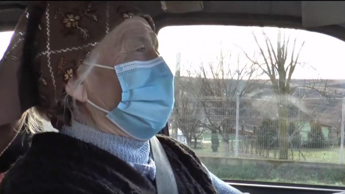Şoferiţă la 74 de ani! O femeie din judeţul Cluj ştie să conducă maşina, mopedul, dar şi tractorul: ''E stăpână pe volan!''