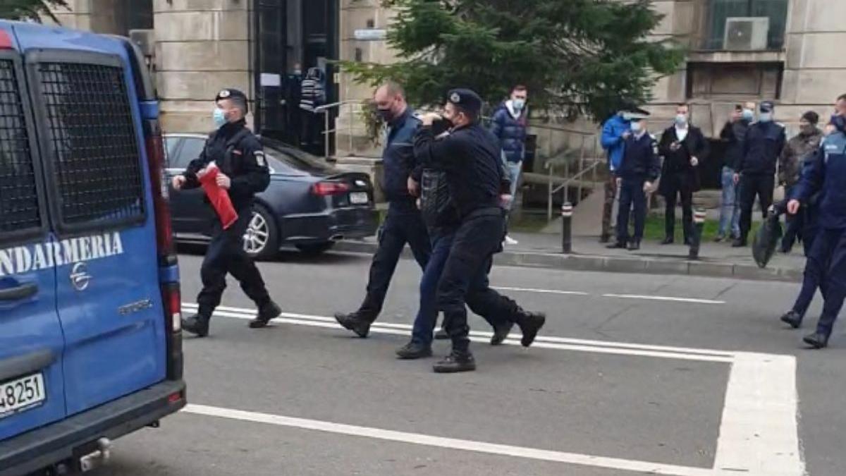 barbat imobilizat incerca sa isi dea foc ministerul muncii