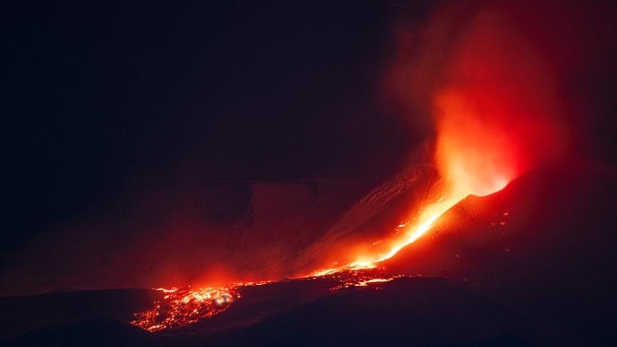 imagini eruptie vulcan etna italia