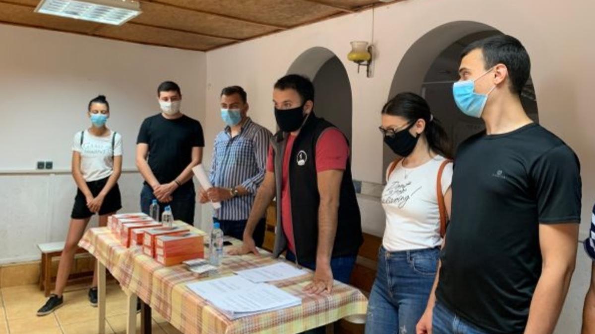 tineri doneaza tablete copii saraci iulian tanascu eroul zilei