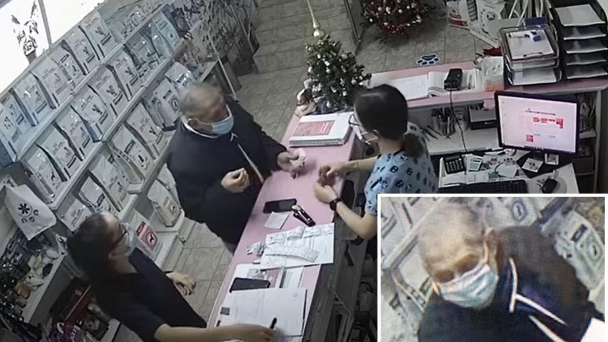 un batran a reusit sa insele angajatele unui cabinet veterinar prin metoda schimbului de bani