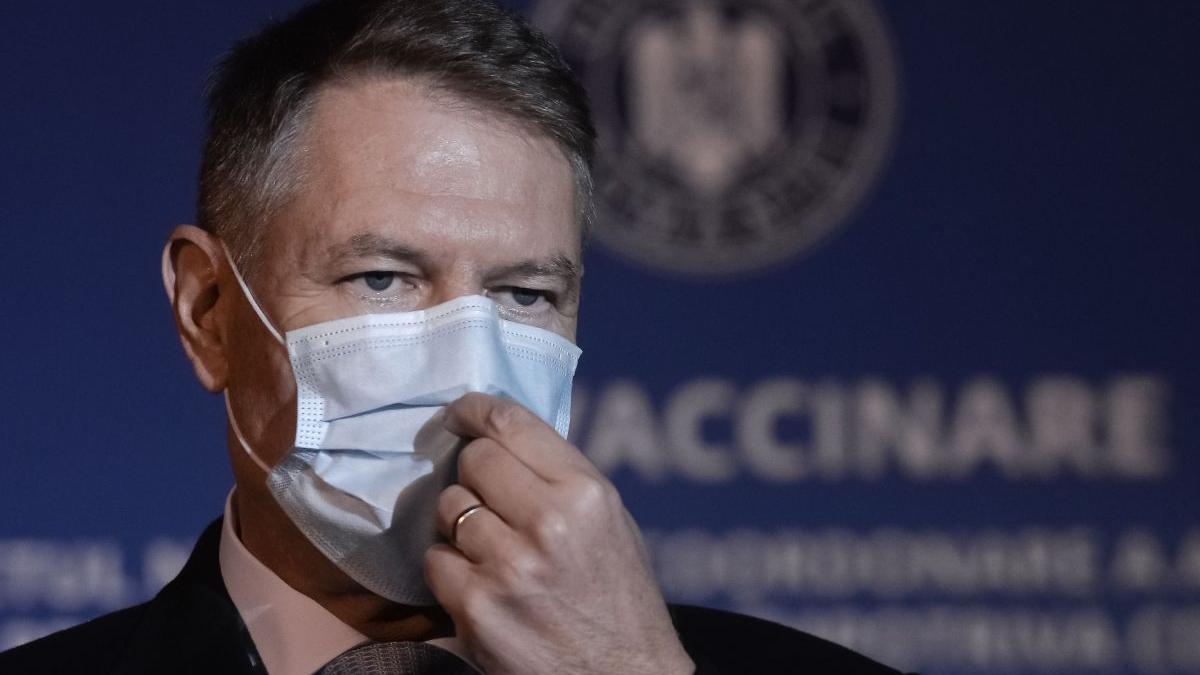 klaus iohannis oferit primul roman vaccinat impotriva covid 19