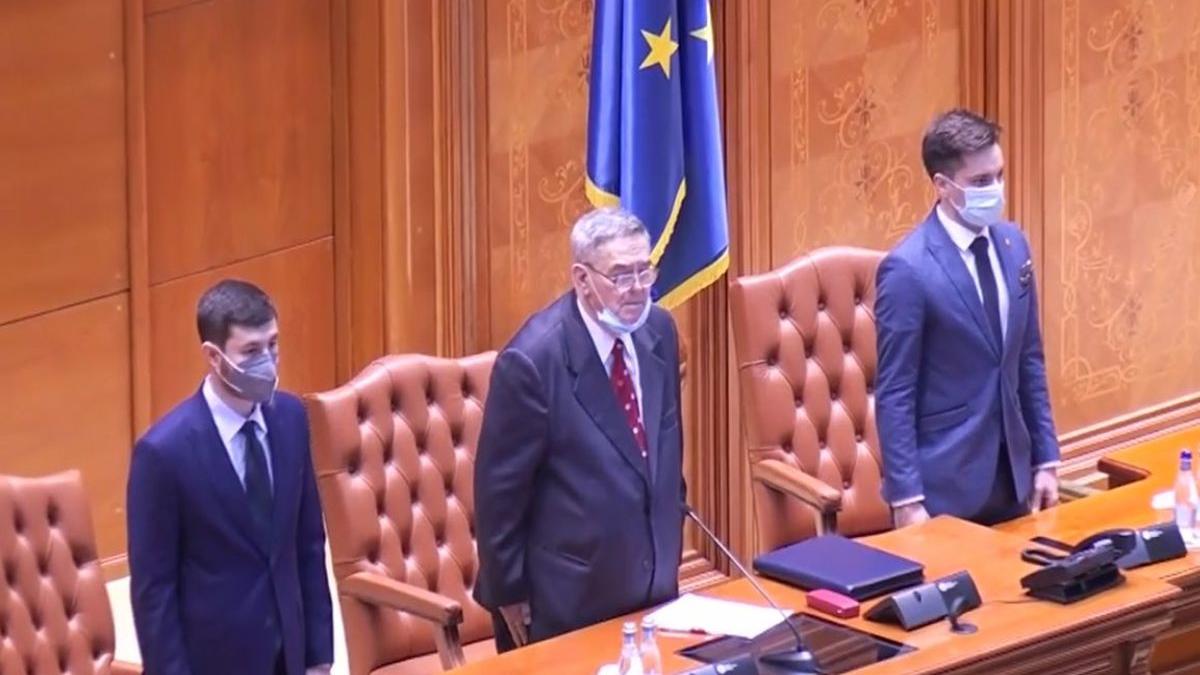 Decanul de vârstă al deputaţilor, Lucian Feodorov (AUR), a prezidat prima şedinţă a Camerei cu masca sub bărbie