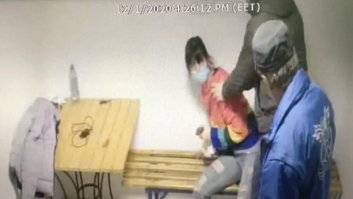 tanara batuta agenti de paza magazin brasov imagini