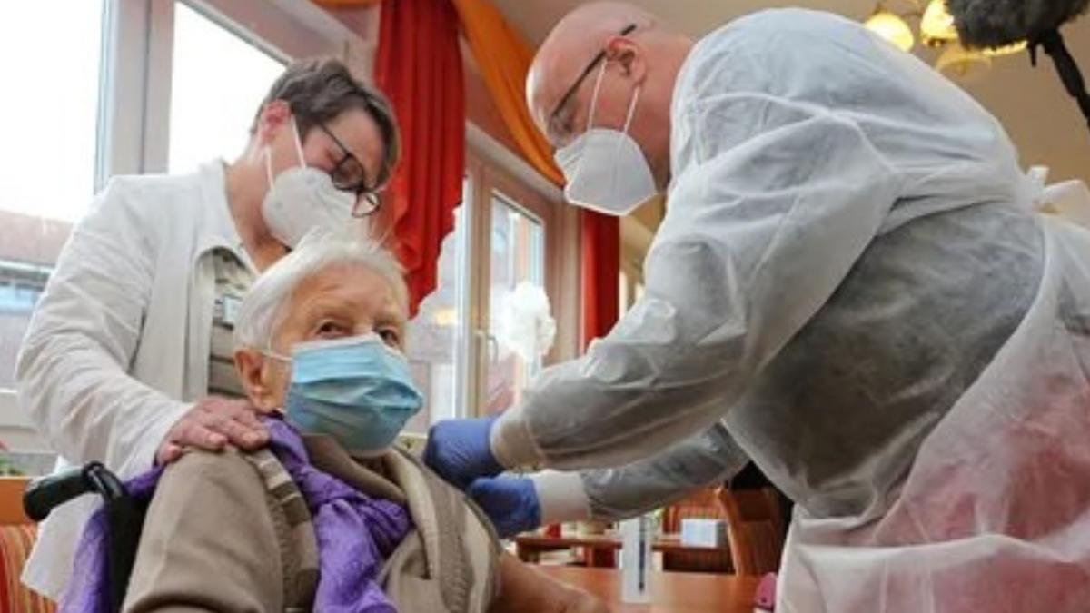 o femeie de 101 ani dintr un camin de varstnici prima persoana vaccinata in germania