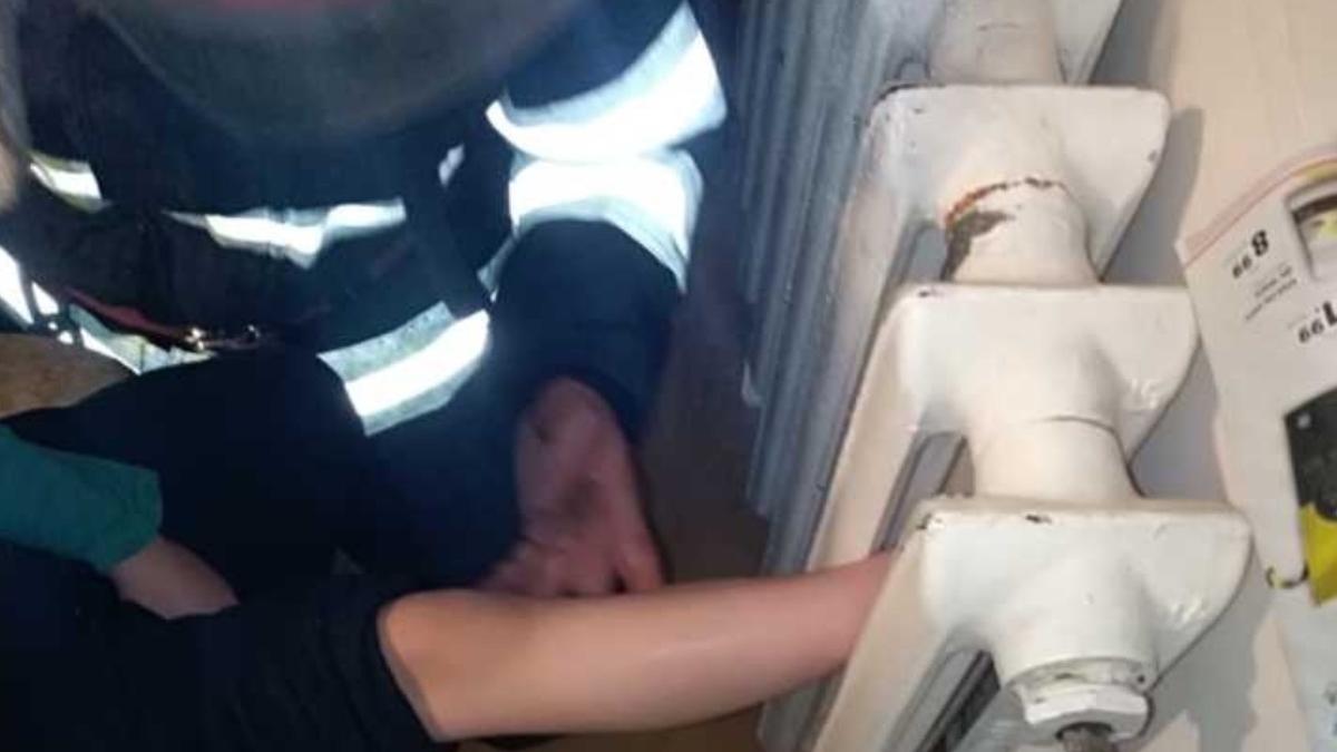 copil 6 ani blaj picior blocat calorifer