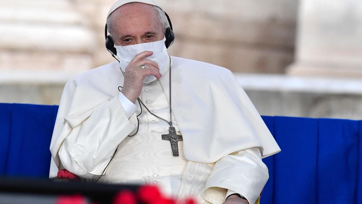 papa francisc bolnav lipseste slujbe an nou 2021