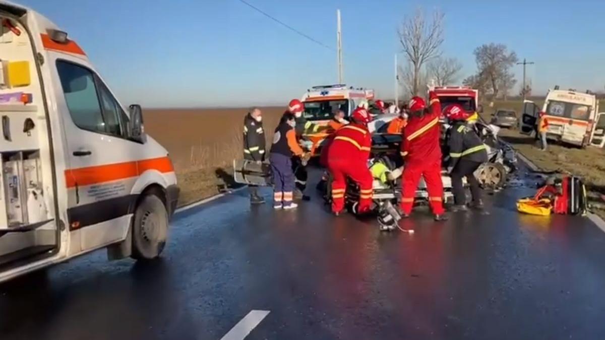 doi politisti grav raniti accident ambulanta olt