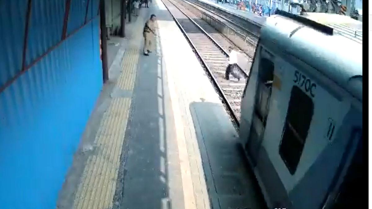 politist salveaza barbat tren india