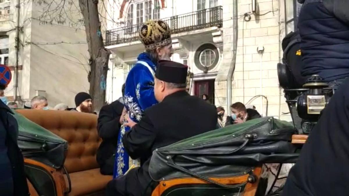 ÎPS Teodosie, plimbare cu caleaşca, ţinut în braţe de doi preoţi, la slujba de Bobotează