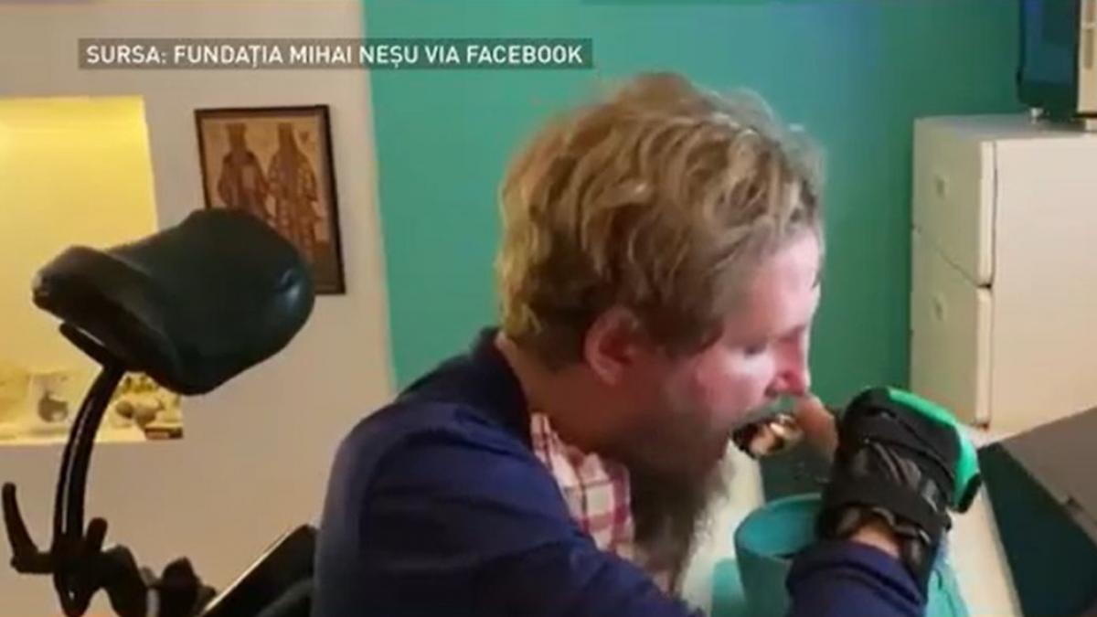 mihai nesu mananca singur