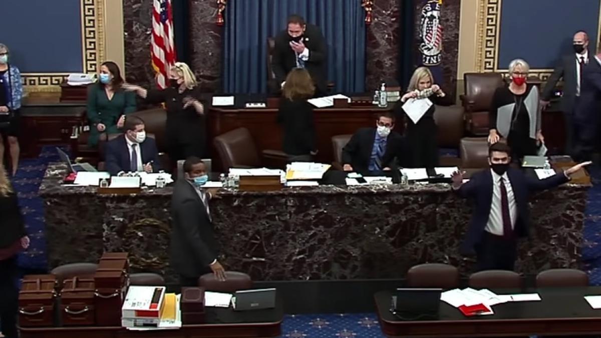 momentul in care sustinatorii lui donald trump patrund in capitoliu