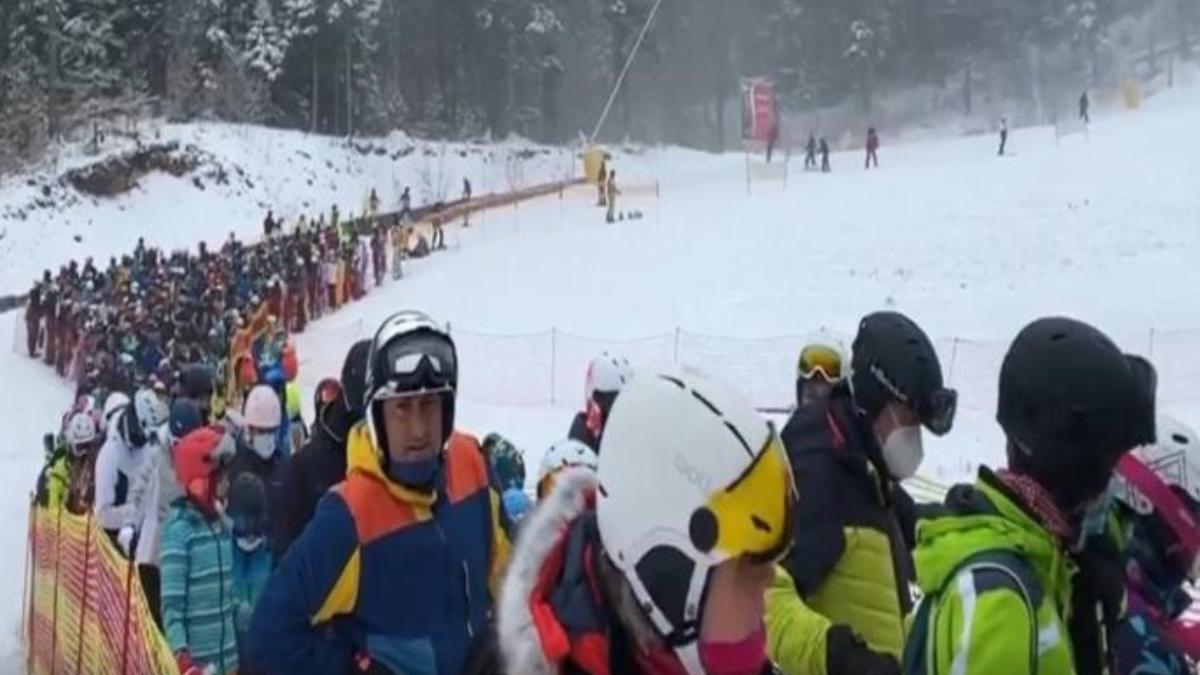 cozi infernale masivul postavaru mii de oameni ore la coada